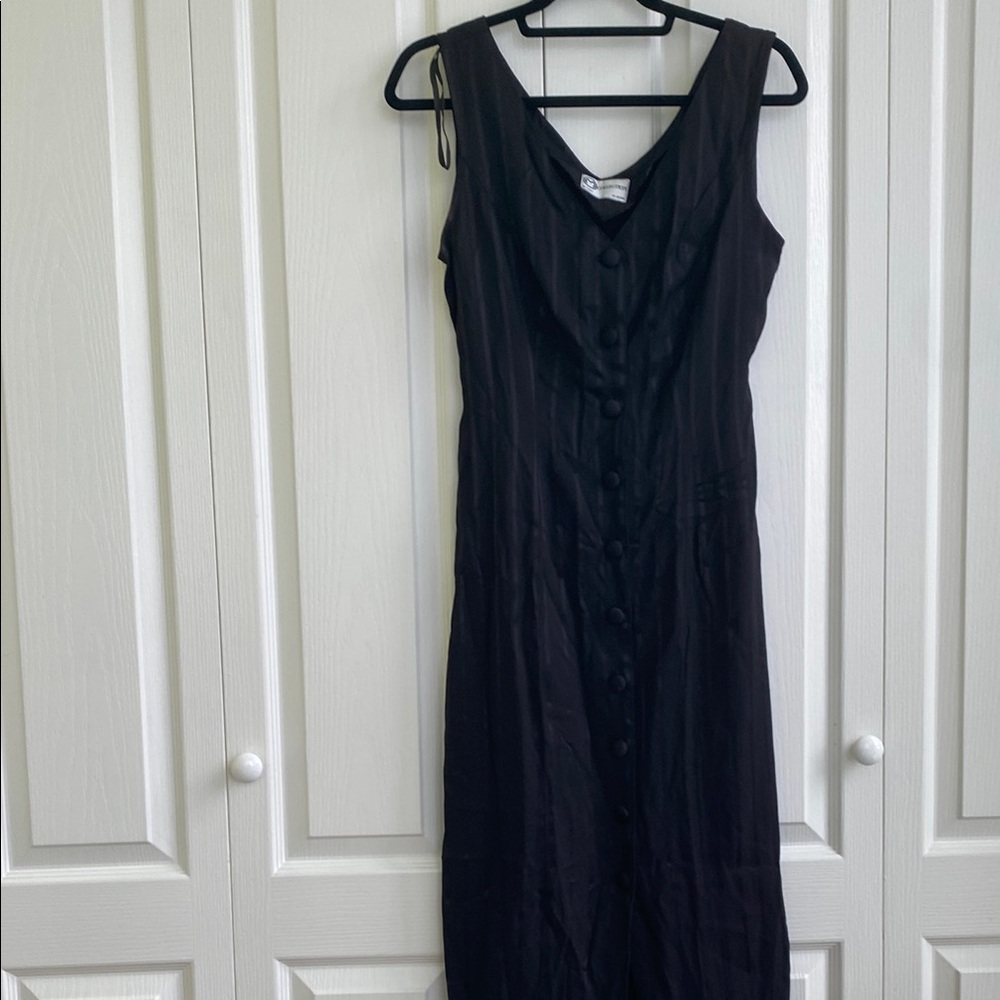 Black Sleeveless V-Neck Sheath Dress